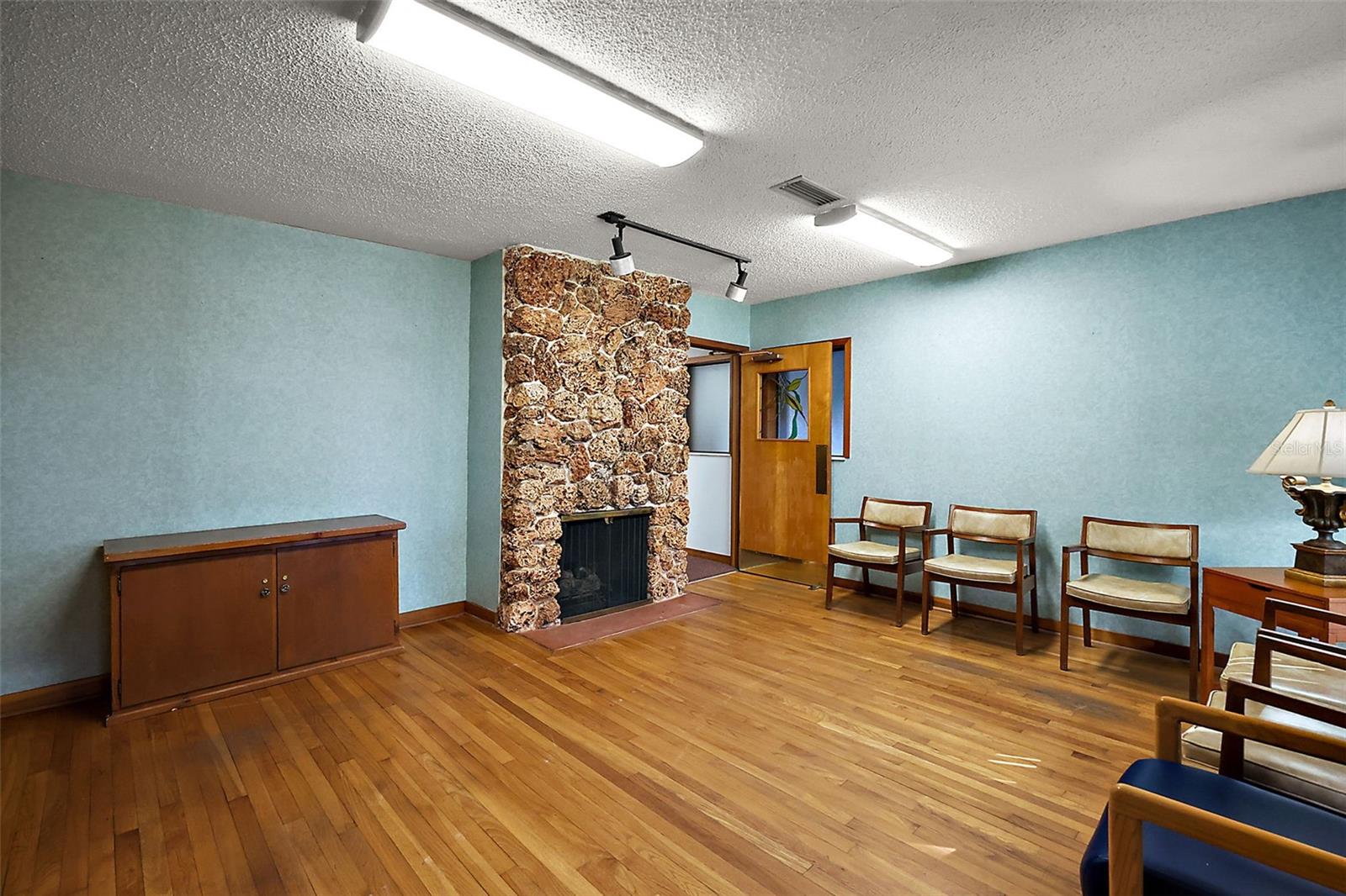 LEESBURG N C LEE ESTATE - Commercial Lease