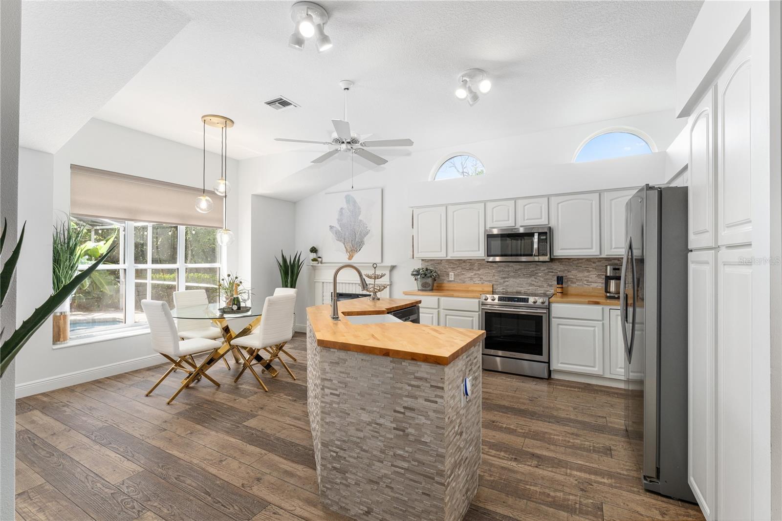 1302 LOPEZ LANE