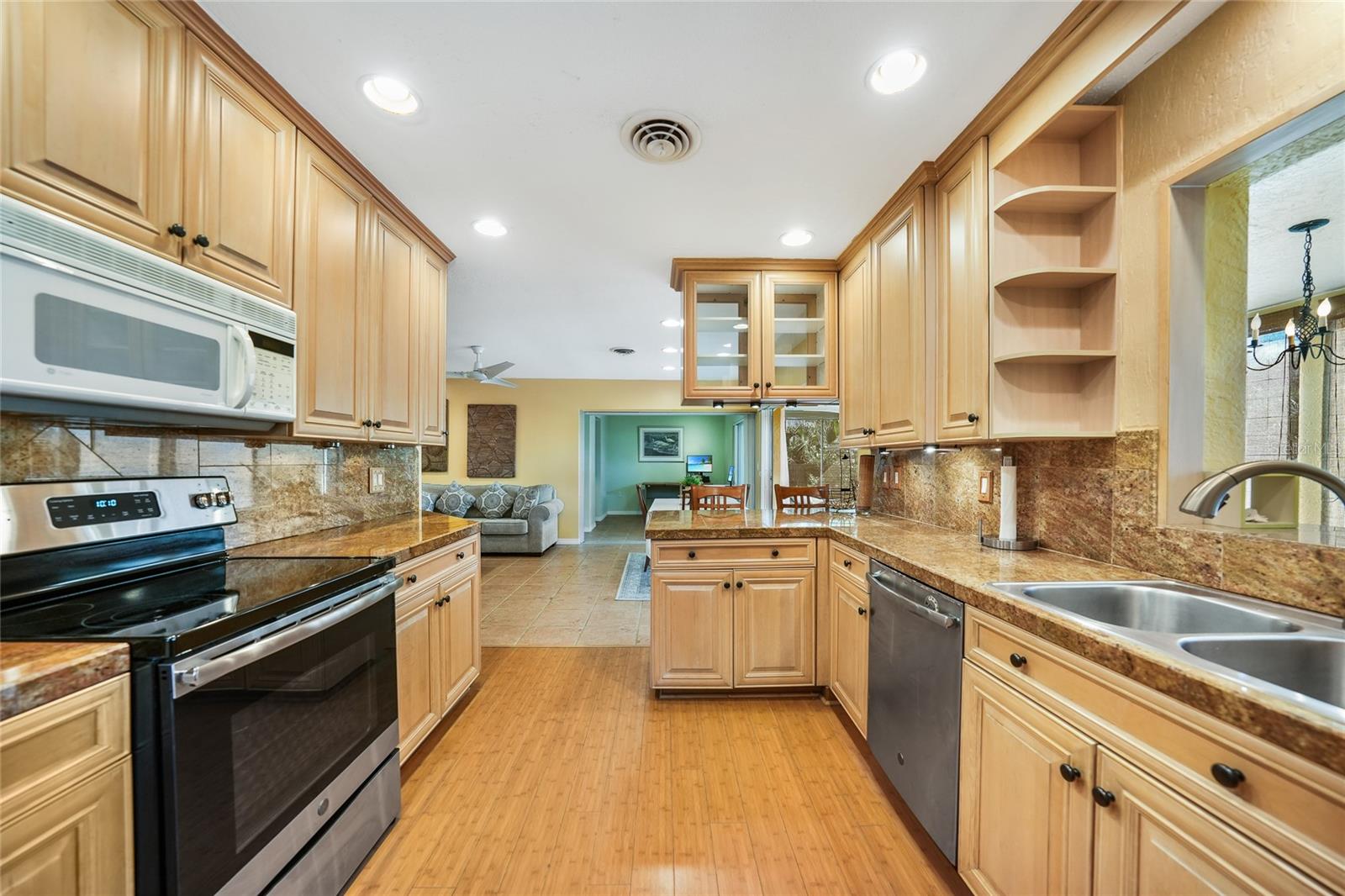4000 BAY OAKS CIRCLE