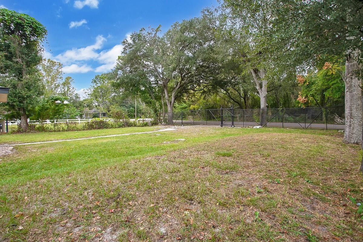 FLORAL PARK REALTY CO SUB - Commercial Lease