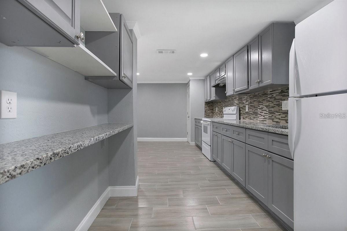 FLORAL PARK REALTY CO SUB - Commercial Lease