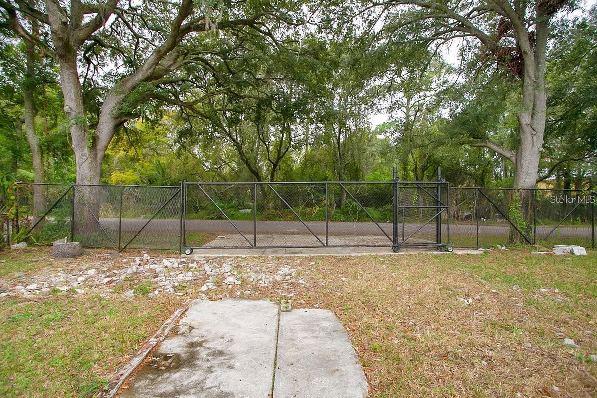 FLORAL PARK REALTY CO SUB - Commercial Lease