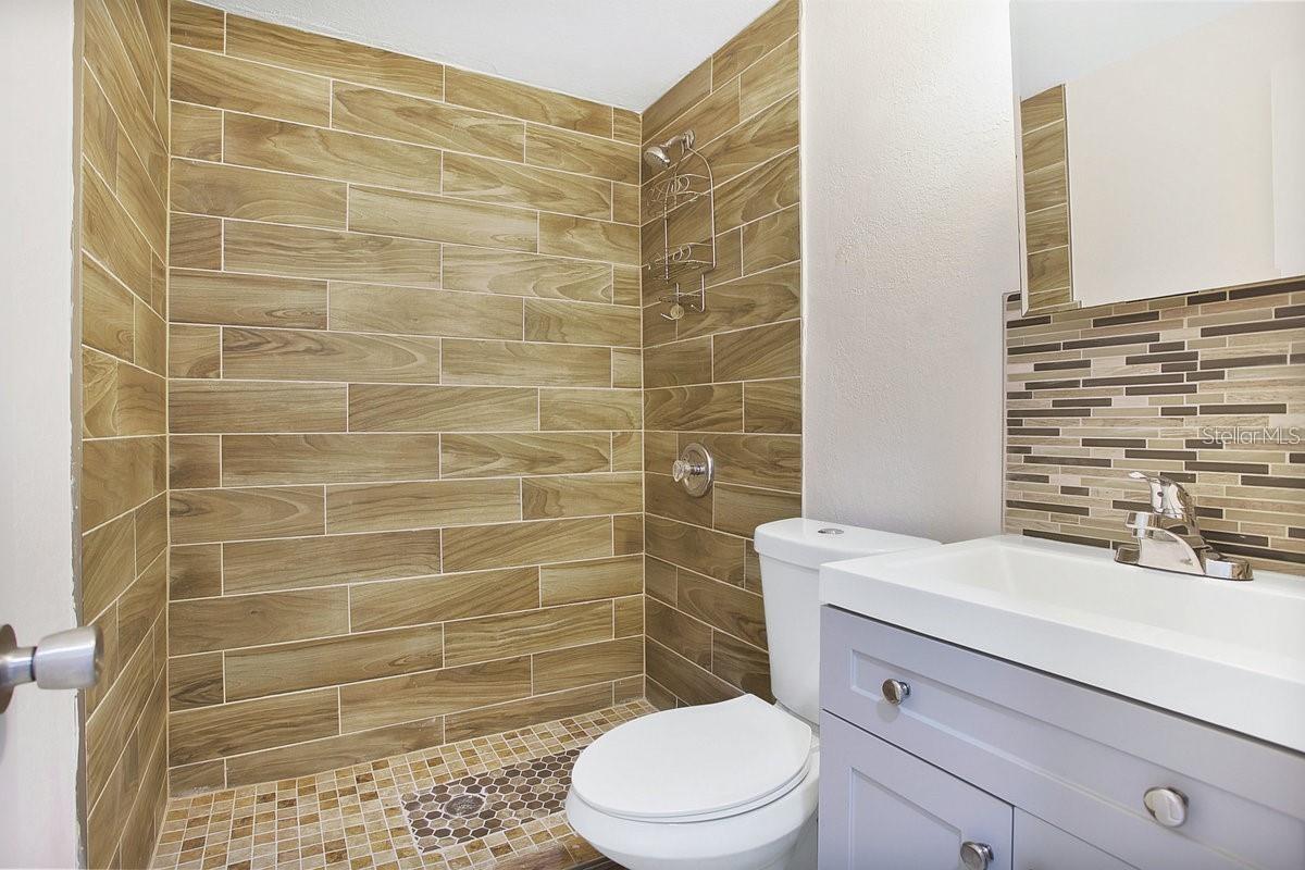 FLORAL PARK REALTY CO SUB - Commercial Lease