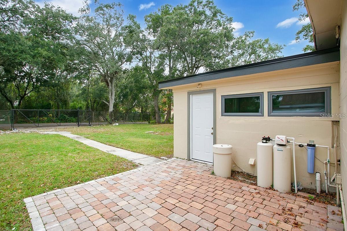 FLORAL PARK REALTY CO SUB - Commercial Lease