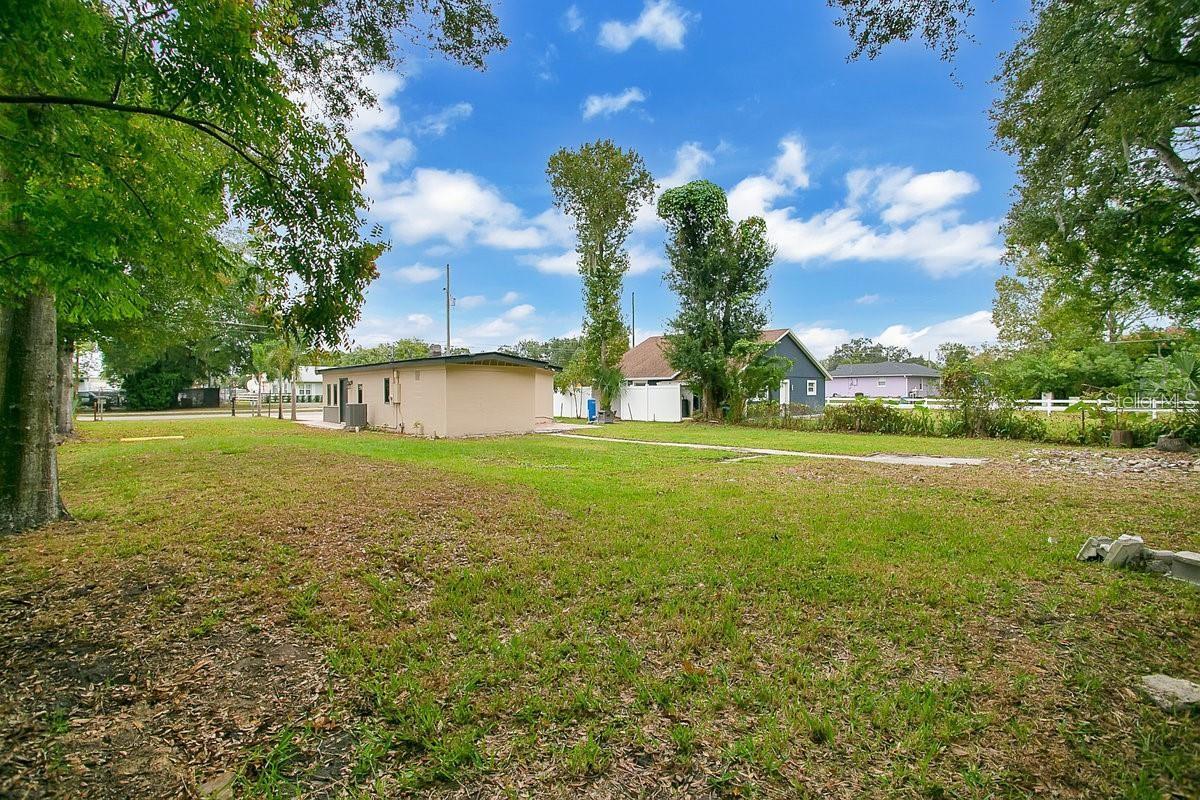 FLORAL PARK REALTY CO SUB - Commercial Lease