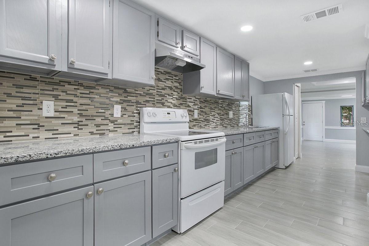 FLORAL PARK REALTY CO SUB - Commercial Lease