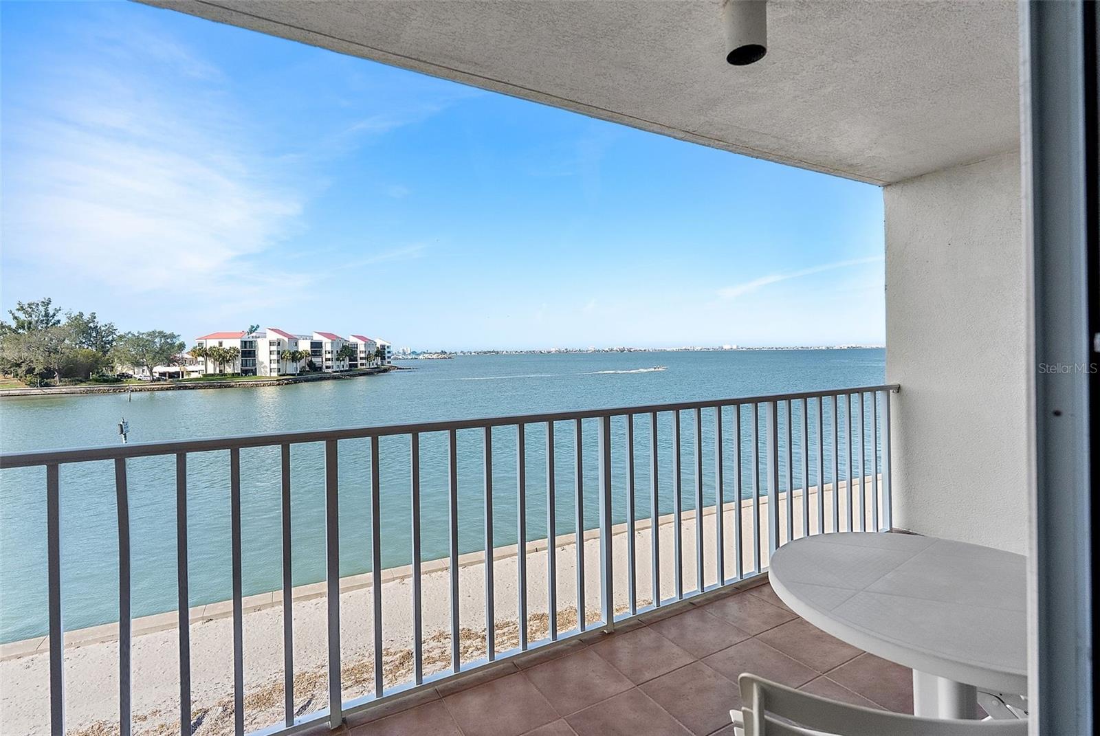 ISLA KEY CONDO - Residential