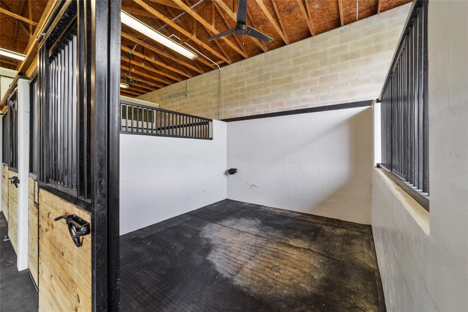 EQUESTRIAN OAKS - Farm