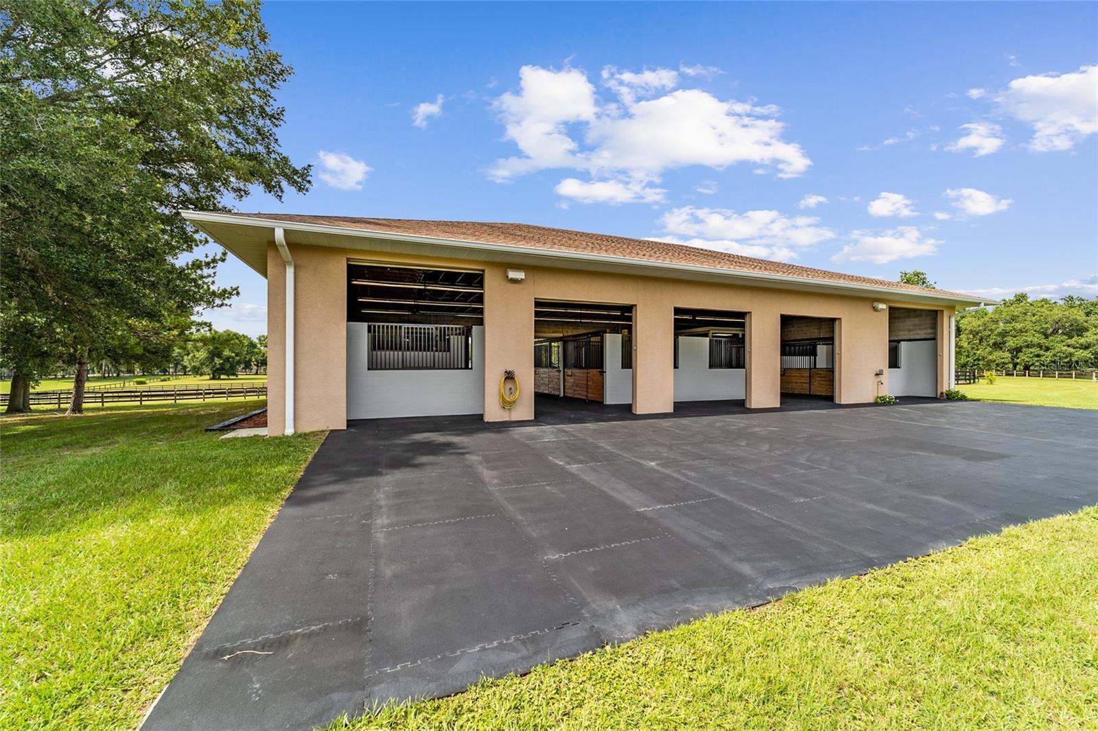 EQUESTRIAN OAKS - Farm