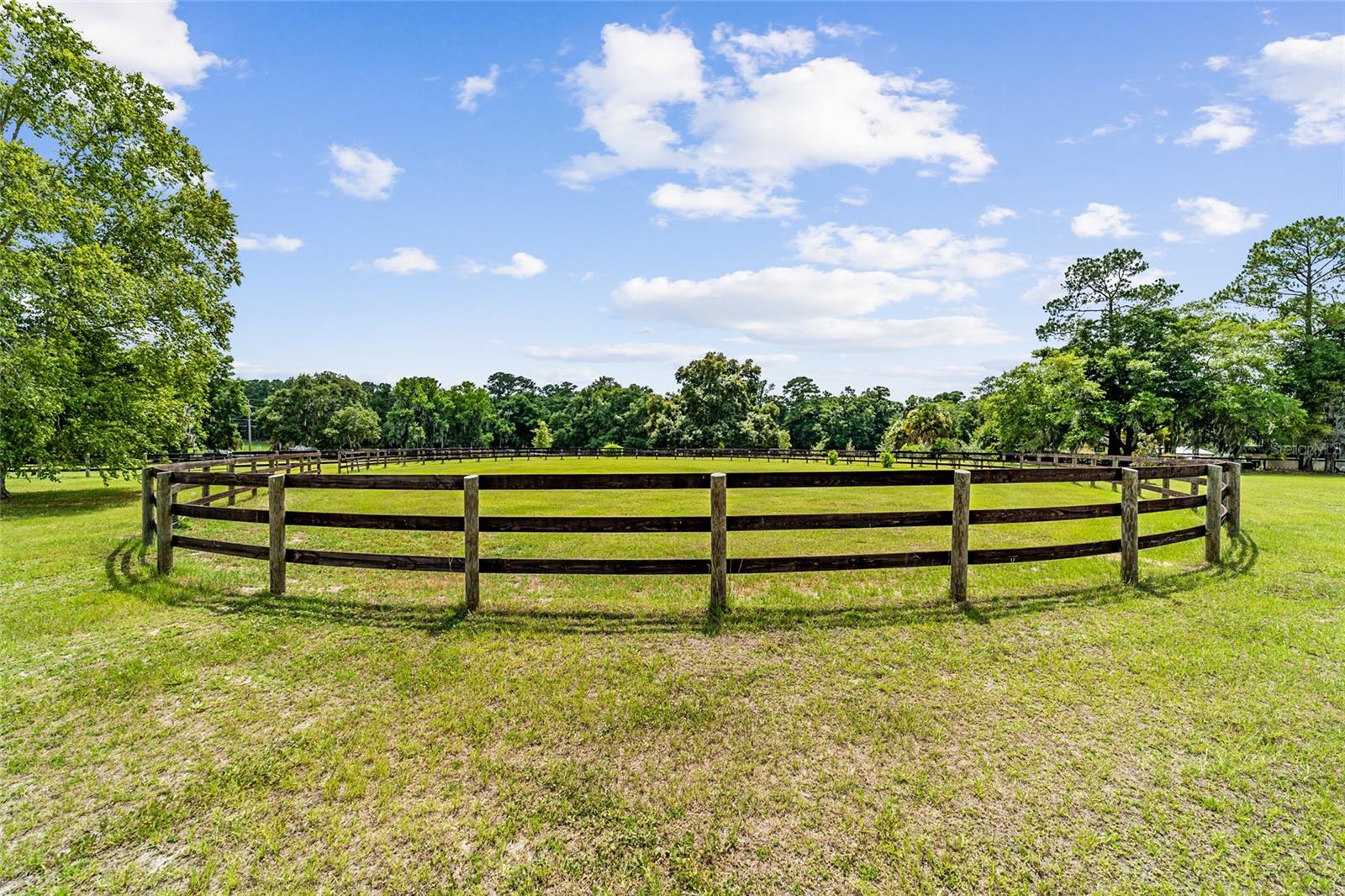 EQUESTRIAN OAKS - Farm