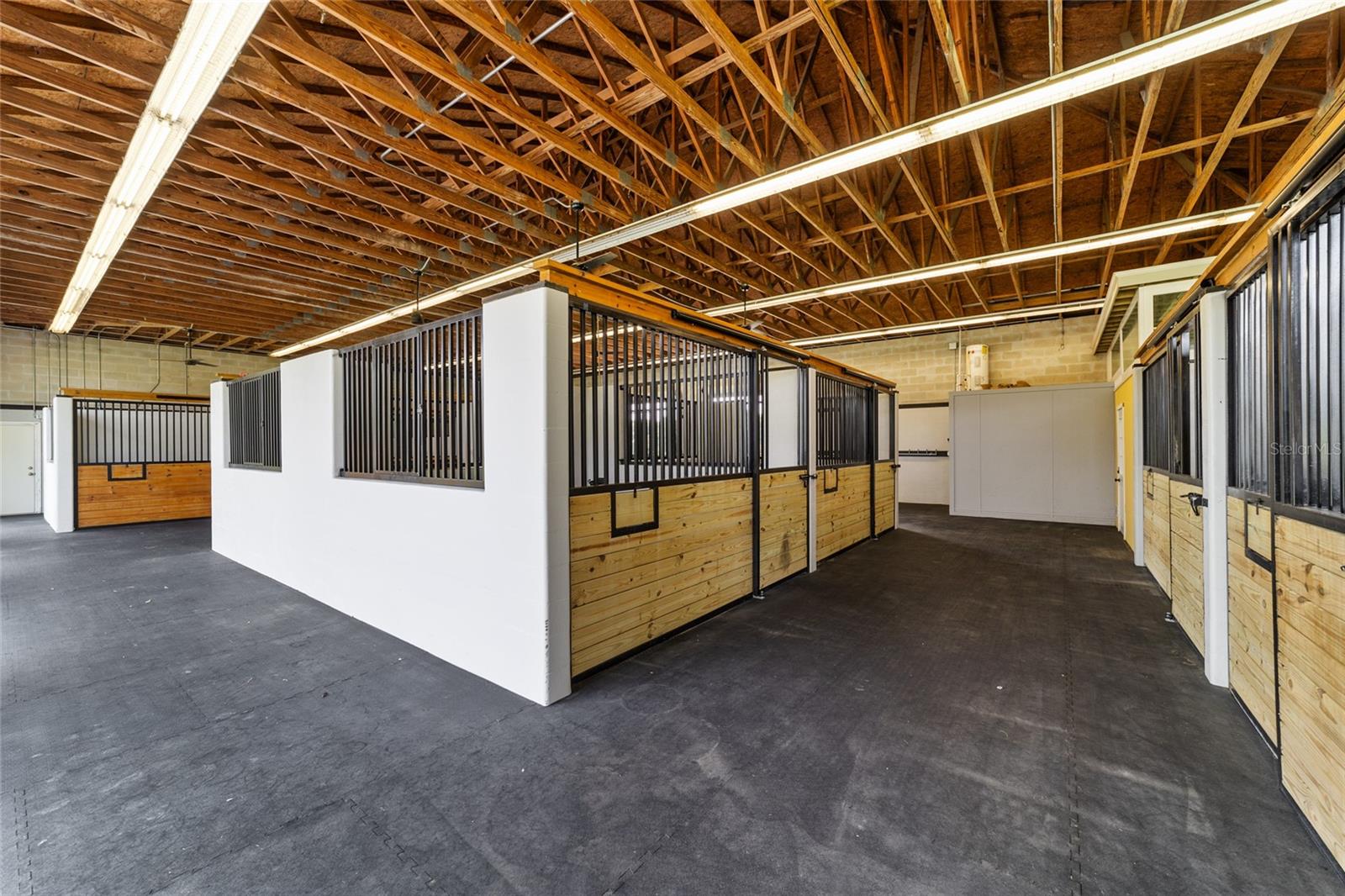 EQUESTRIAN OAKS - Farm