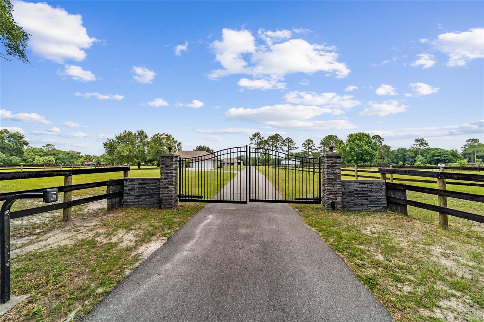 EQUESTRIAN OAKS - Farm