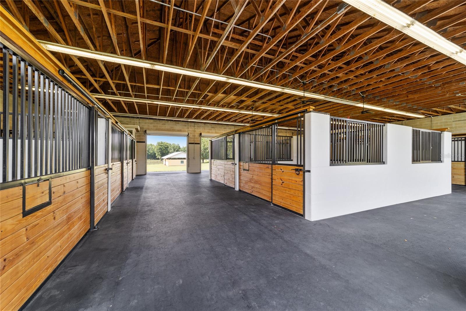 EQUESTRIAN OAKS - Farm