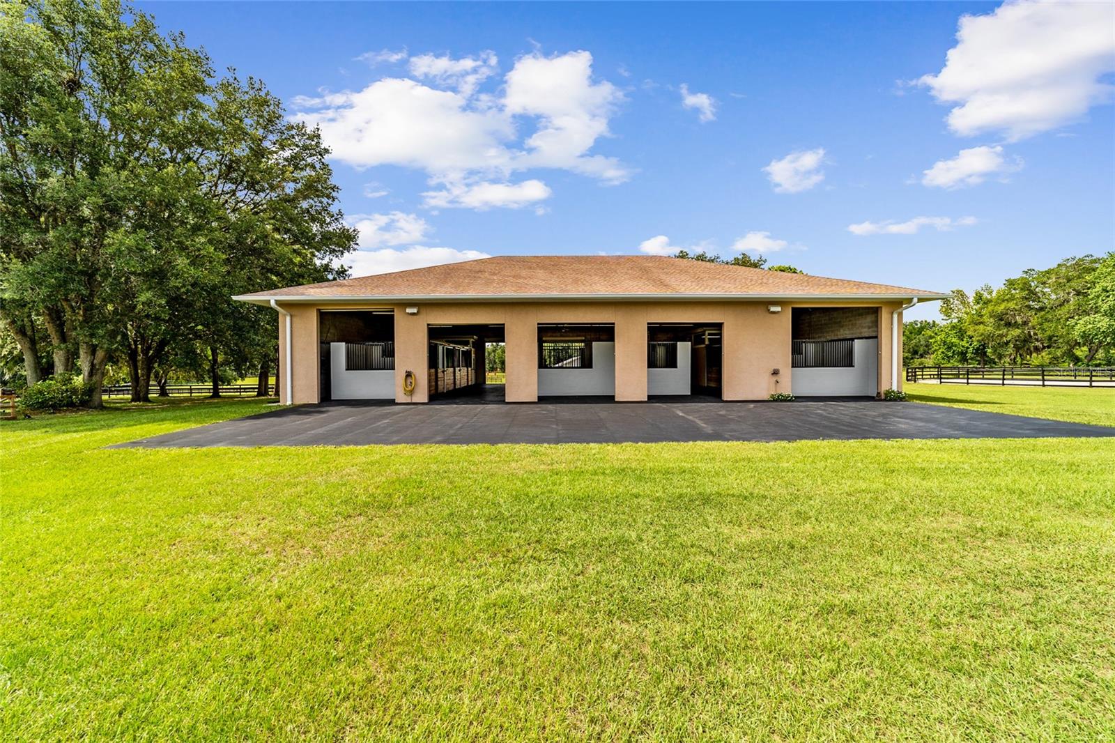 EQUESTRIAN OAKS - Farm