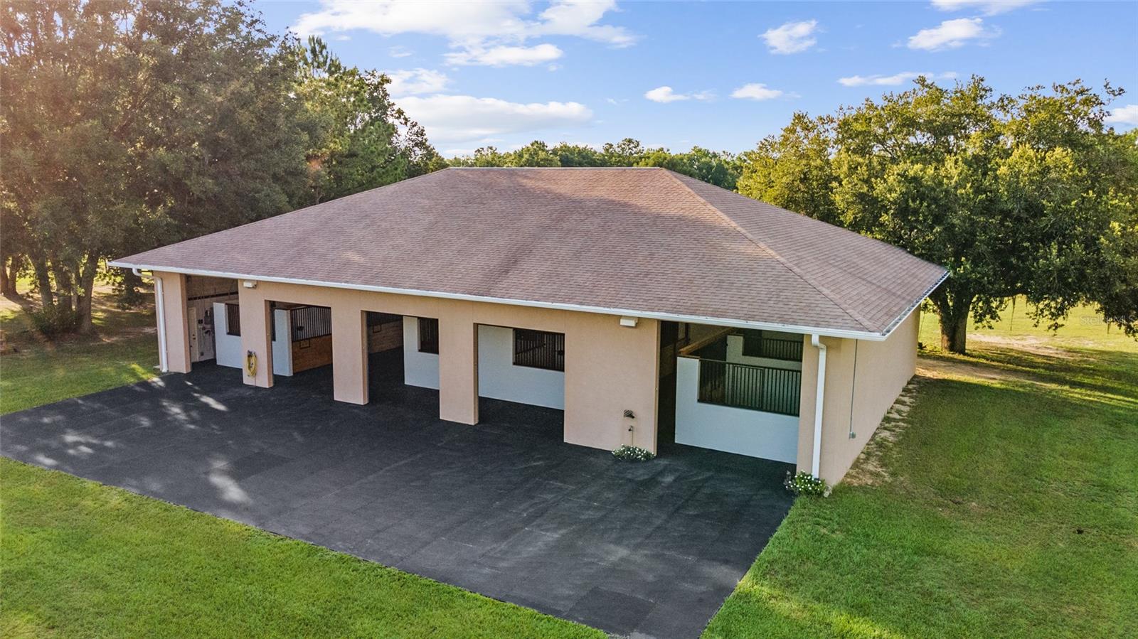 EQUESTRIAN OAKS - Farm