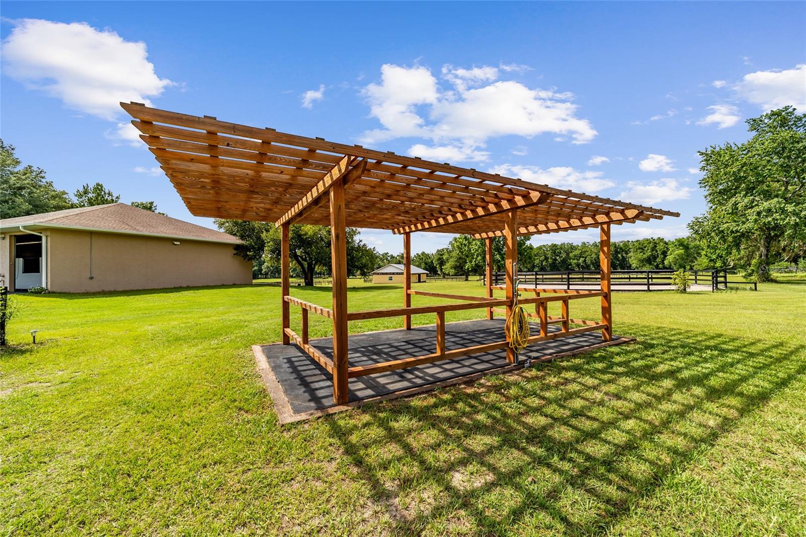 EQUESTRIAN OAKS - Farm