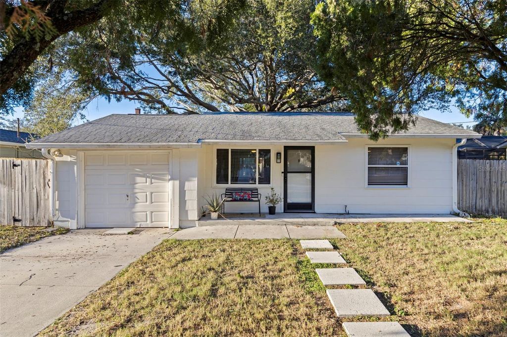 Photo of 129 NW Lincoln Circle N, St Petersburg, FL 33702 (MLS # TB8466038)