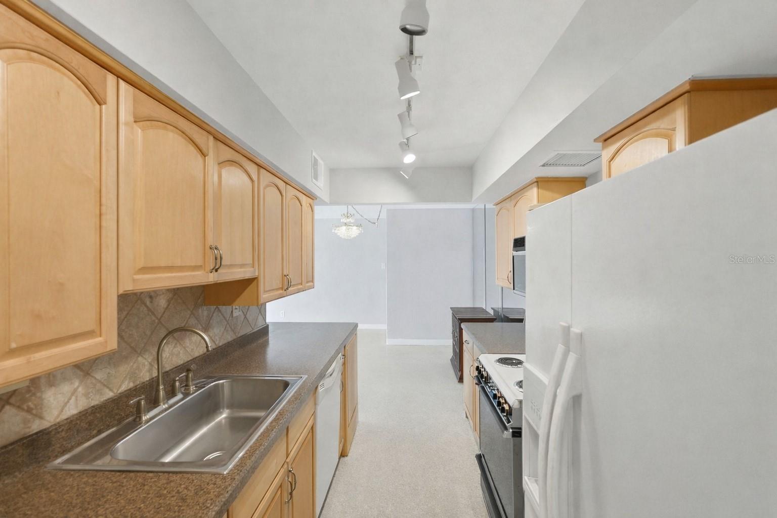 PARADISE ISLAND TOWERS CONDO - Residential