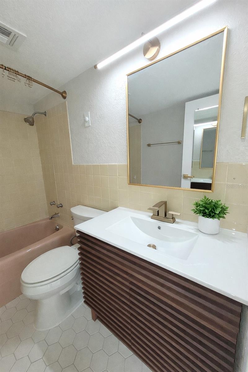 PARADISE ISLAND TOWERS CONDO - Residential