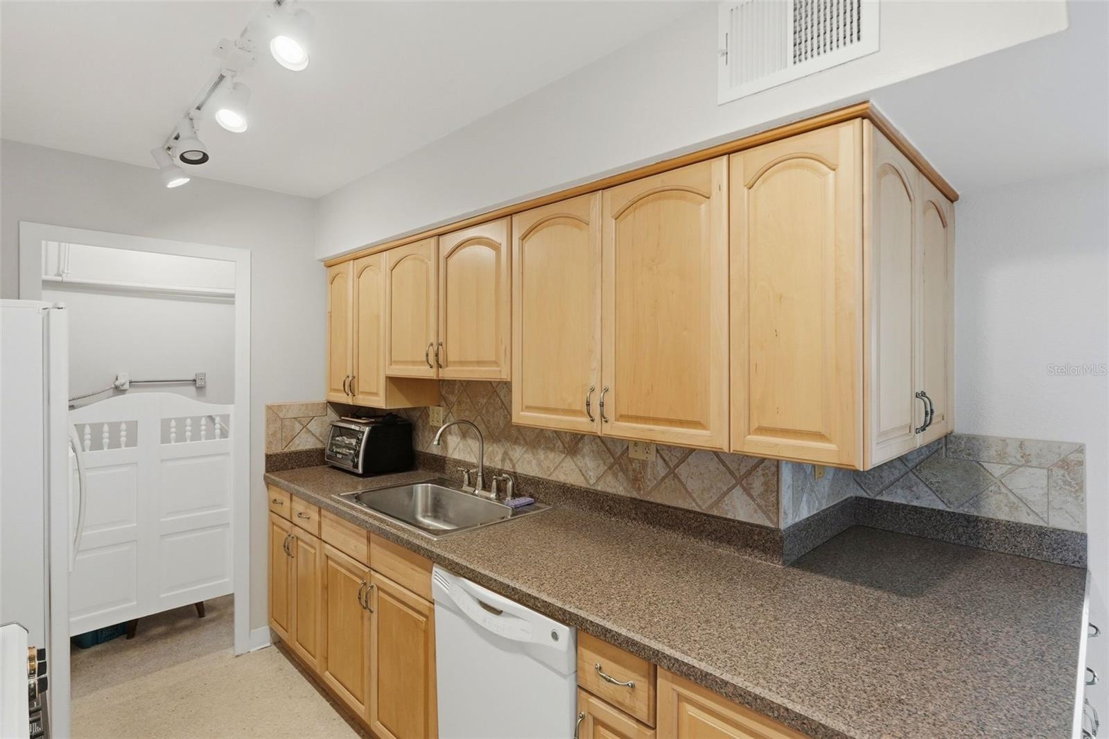 PARADISE ISLAND TOWERS CONDO - Residential