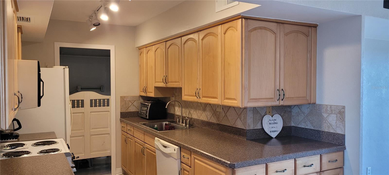 PARADISE ISLAND TOWERS CONDO - Residential