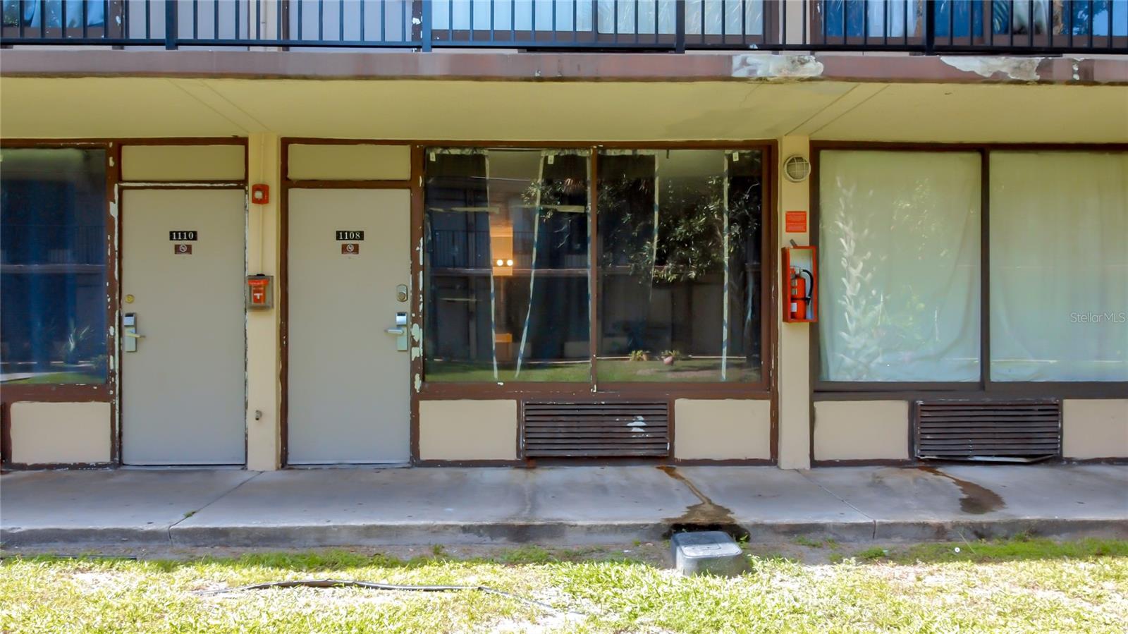 Calling all investors!!! This recently updated studio condo is available for sale and would make GREAT for an investor! Unit was updated in 2024 with a new double burner cooktop, new microwave oven and new window treatments. Unit is rented at $925/MO W/ a lease that doesn't expire until 8/31/2026!