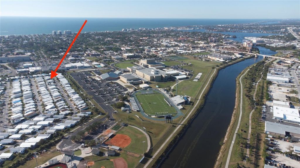 Venice Island Homes & Condos for Sale 11 Photo of 649 N Green Circle, Venice, FL 34285 (MLS # A4641574)