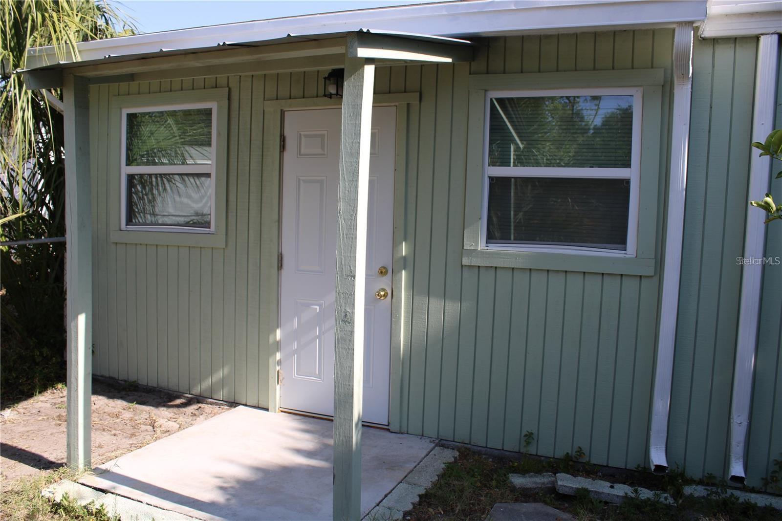 STUDIO. THE MOST CONVENIENT LOCATION ! CLOSE TO ST PETERSBRUGH COLLEGE. IN THE BEST NEIGHBORHOOD YOU CAN THINK OF. RENT INCLUDED WATER & ELECTRICITY.