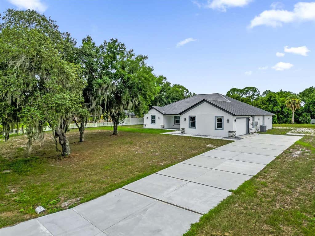 Photo of 2510 Lake Front Drive, Lake Wales, FL 33898 (MLS # G5113671)