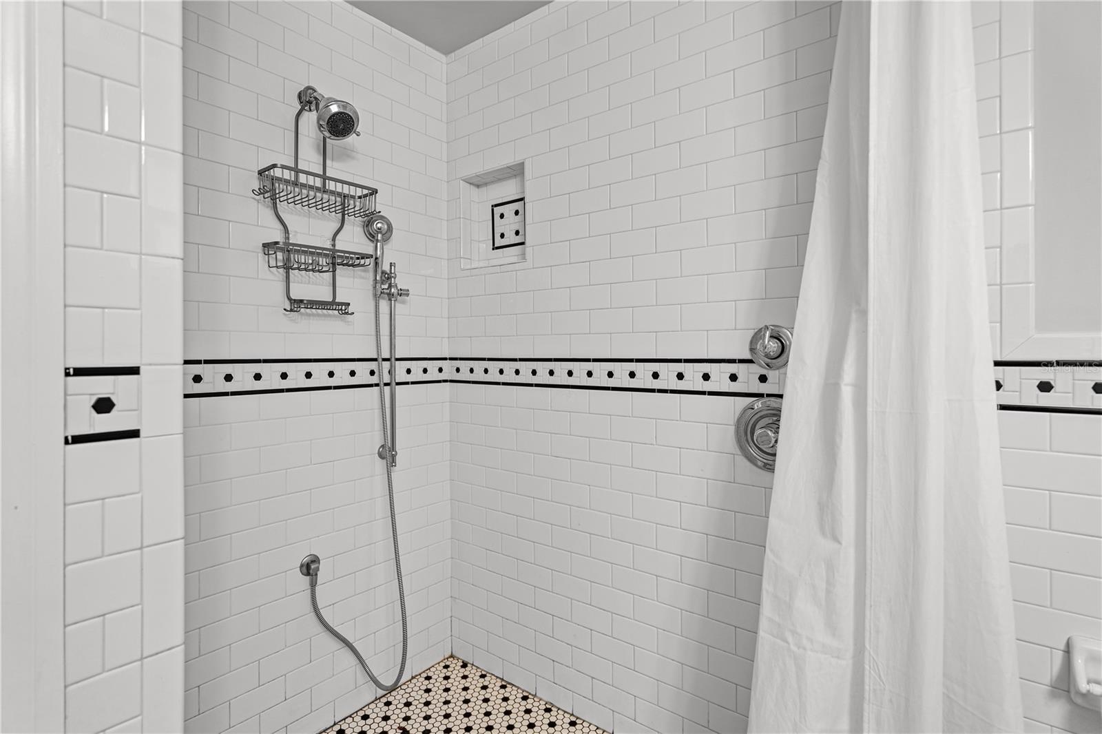 DOIG & ROBERTSONS ADDN-W R THOMAS - Residential Lease