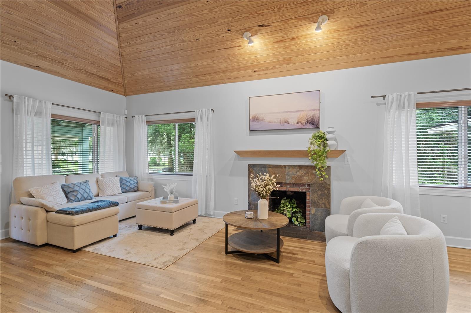 DOIG & ROBERTSONS ADDN-W R THOMAS - Residential Lease