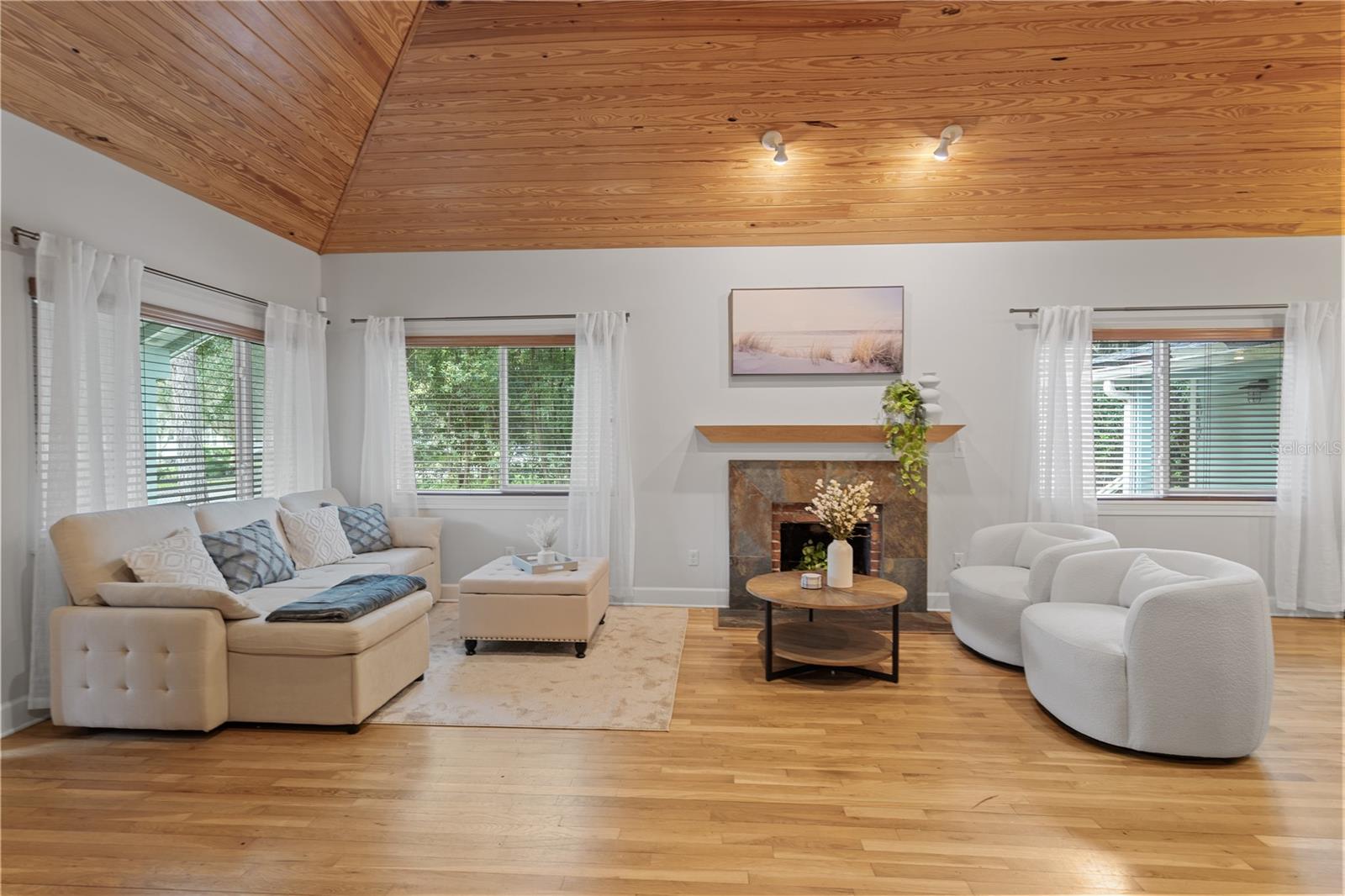 DOIG & ROBERTSONS ADDN-W R THOMAS - Residential Lease