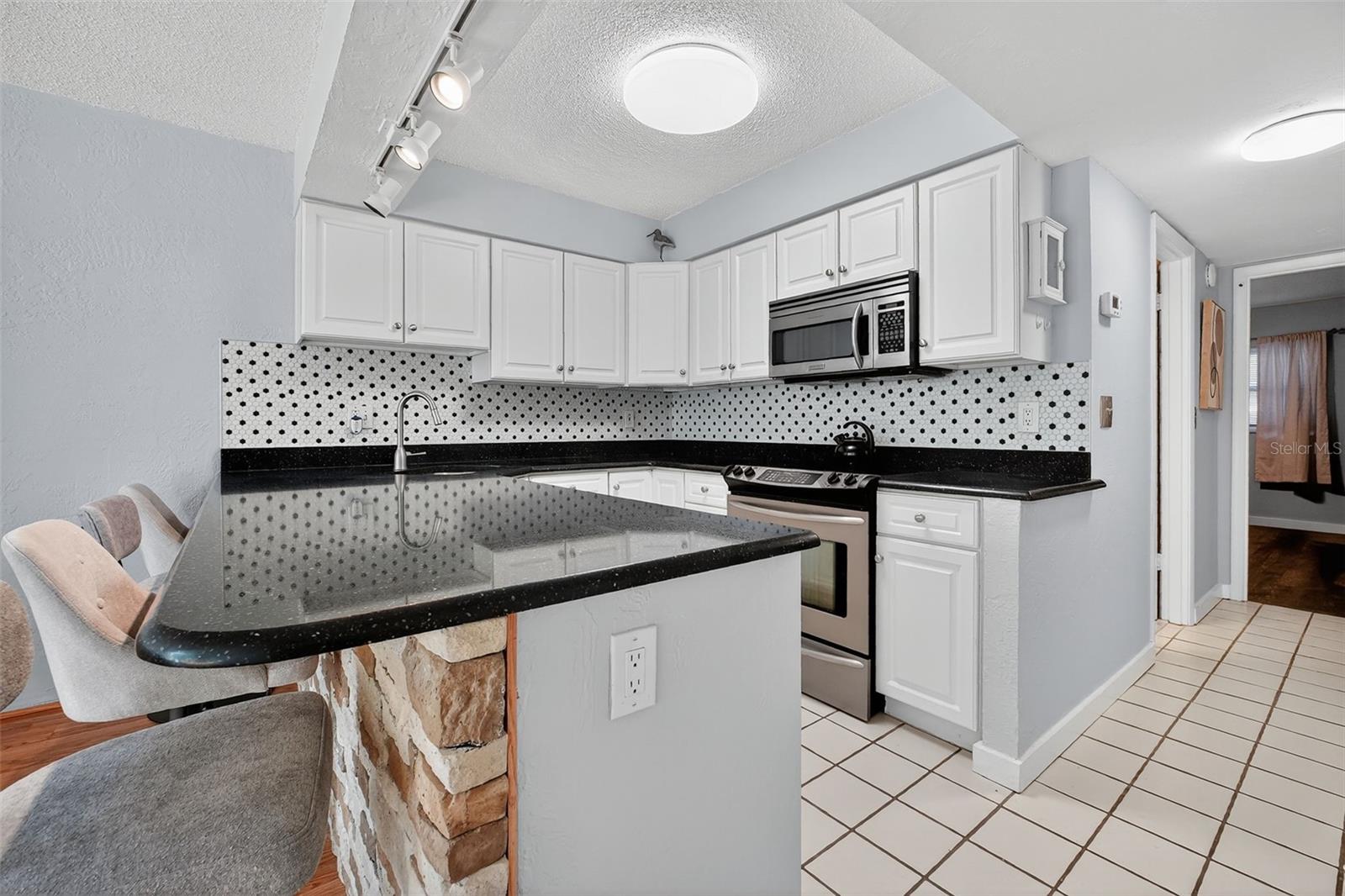 VANTAGE POINTE POOL & RACQUET CLUB CONDO - Residential