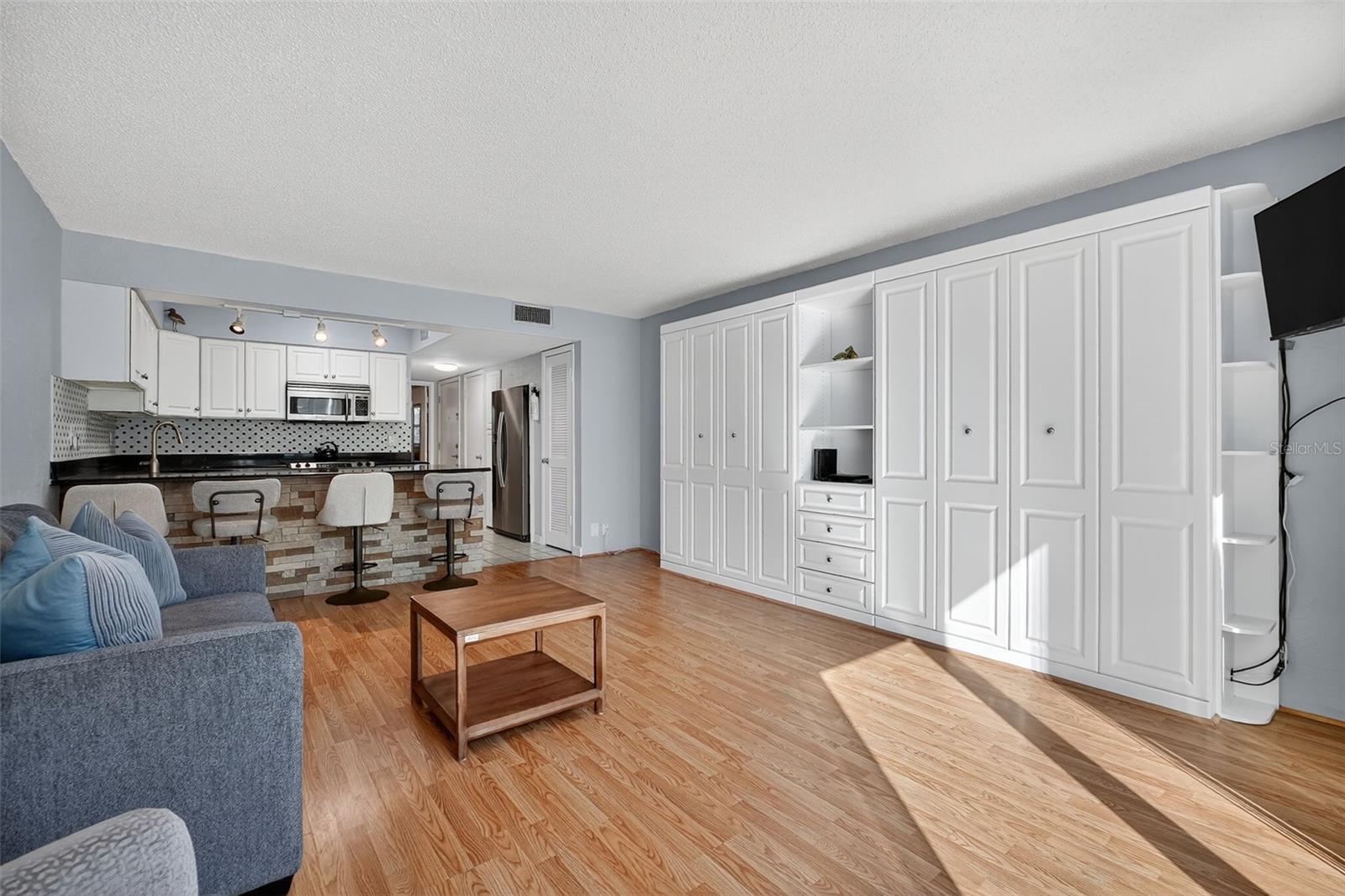 VANTAGE POINTE POOL & RACQUET CLUB CONDO - Residential