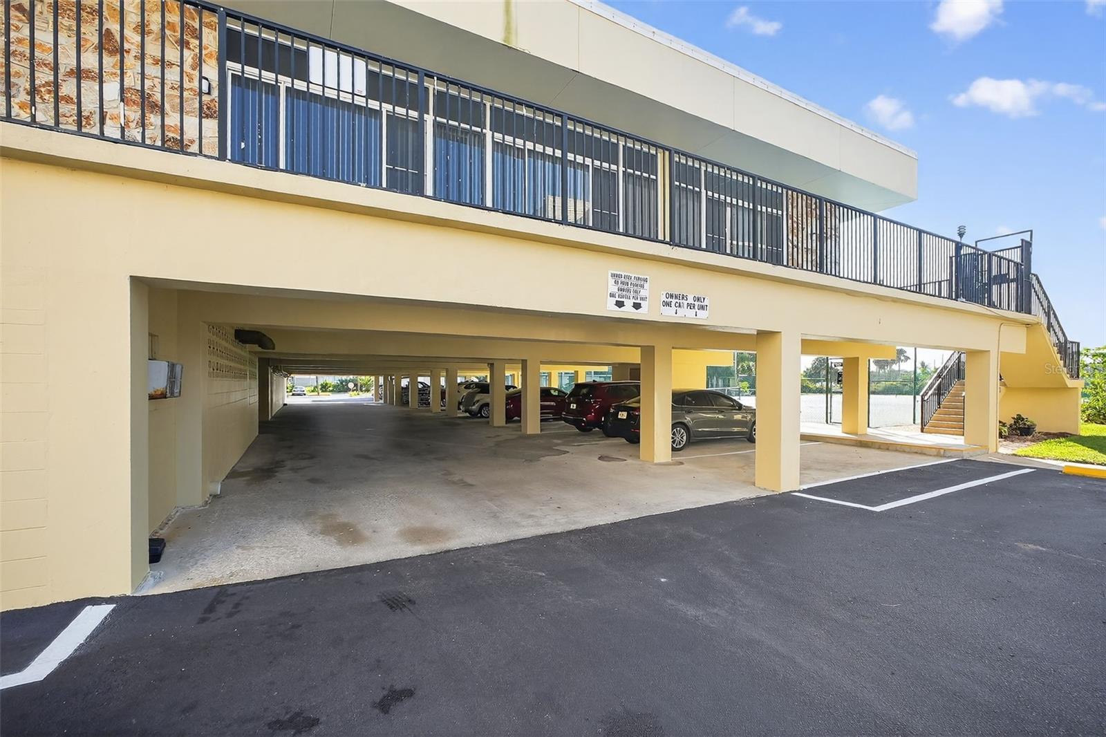 VANTAGE POINTE POOL & RACQUET CLUB CONDO - Residential