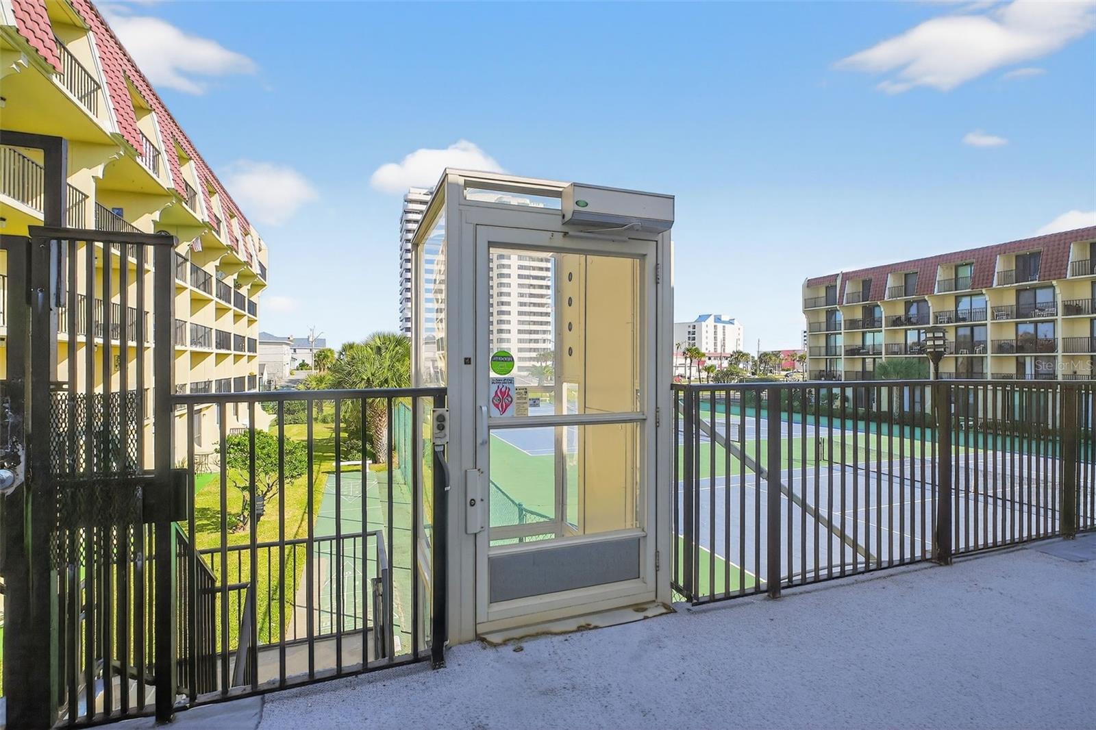 VANTAGE POINTE POOL & RACQUET CLUB CONDO - Residential