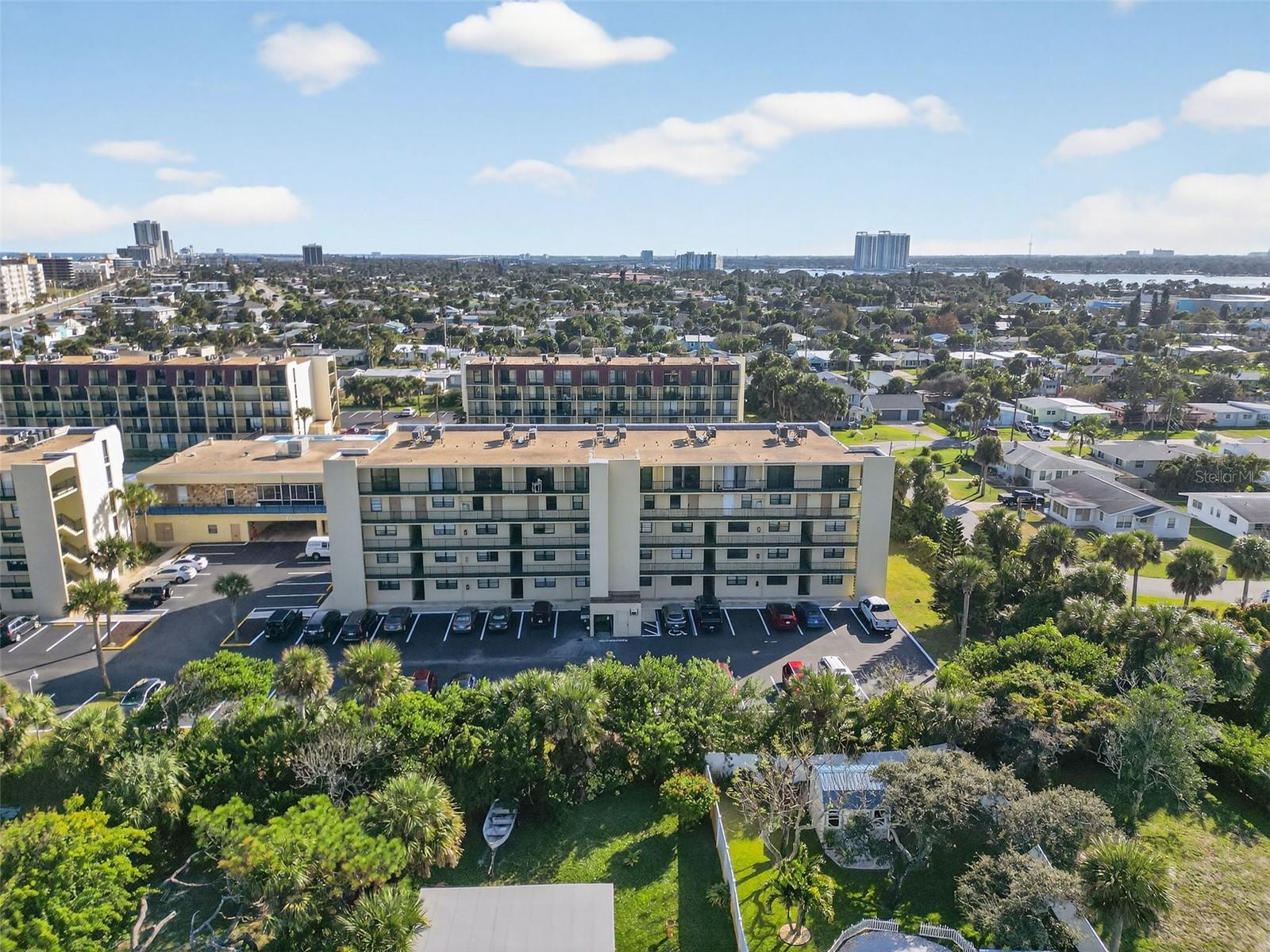 VANTAGE POINTE POOL & RACQUET CLUB CONDO - Residential