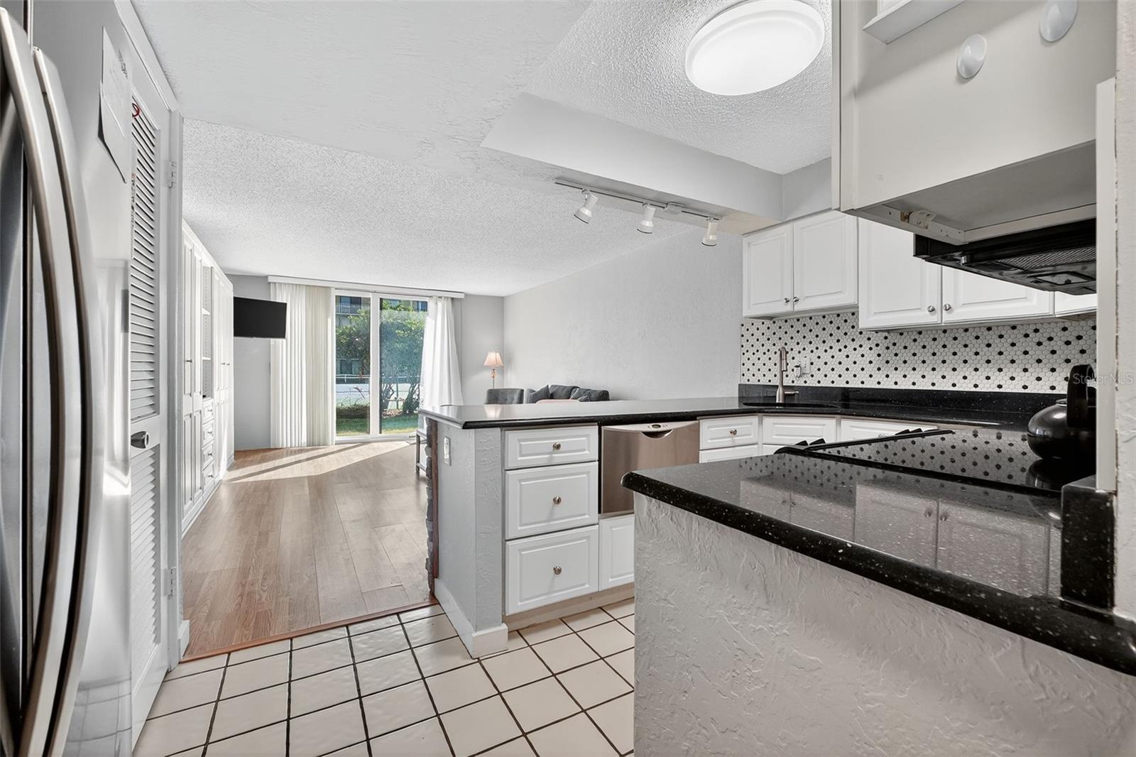 VANTAGE POINTE POOL & RACQUET CLUB CONDO - Residential