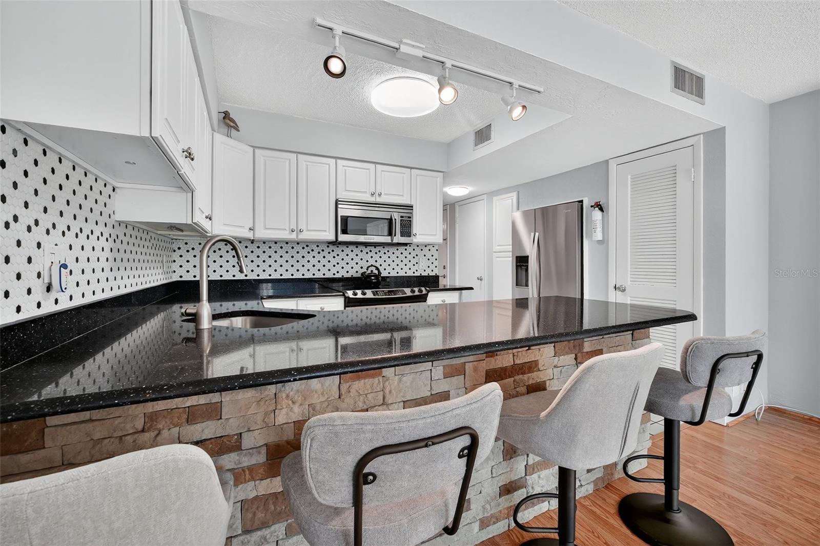 VANTAGE POINTE POOL & RACQUET CLUB CONDO - Residential