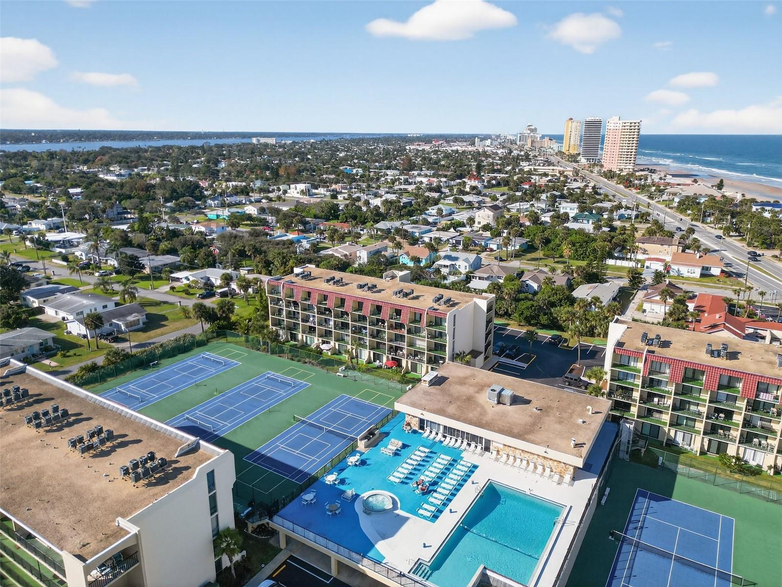 VANTAGE POINTE POOL & RACQUET CLUB CONDO - Residential