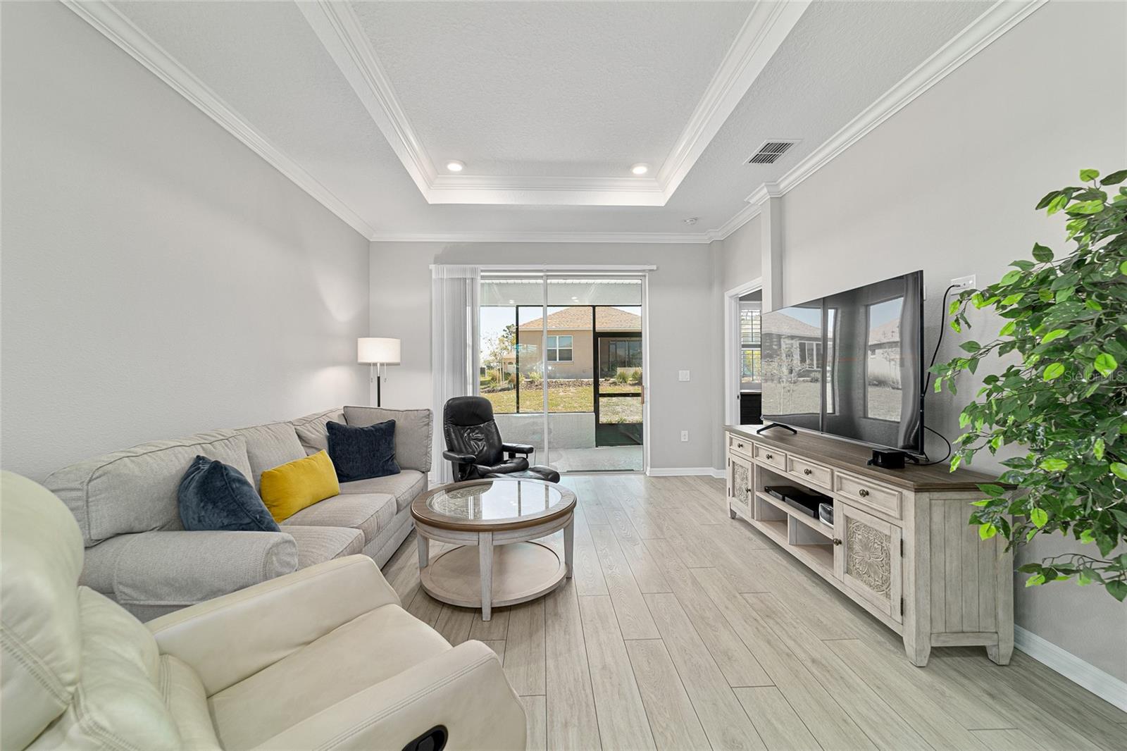 ON TOP OF THE WORLD - Residential