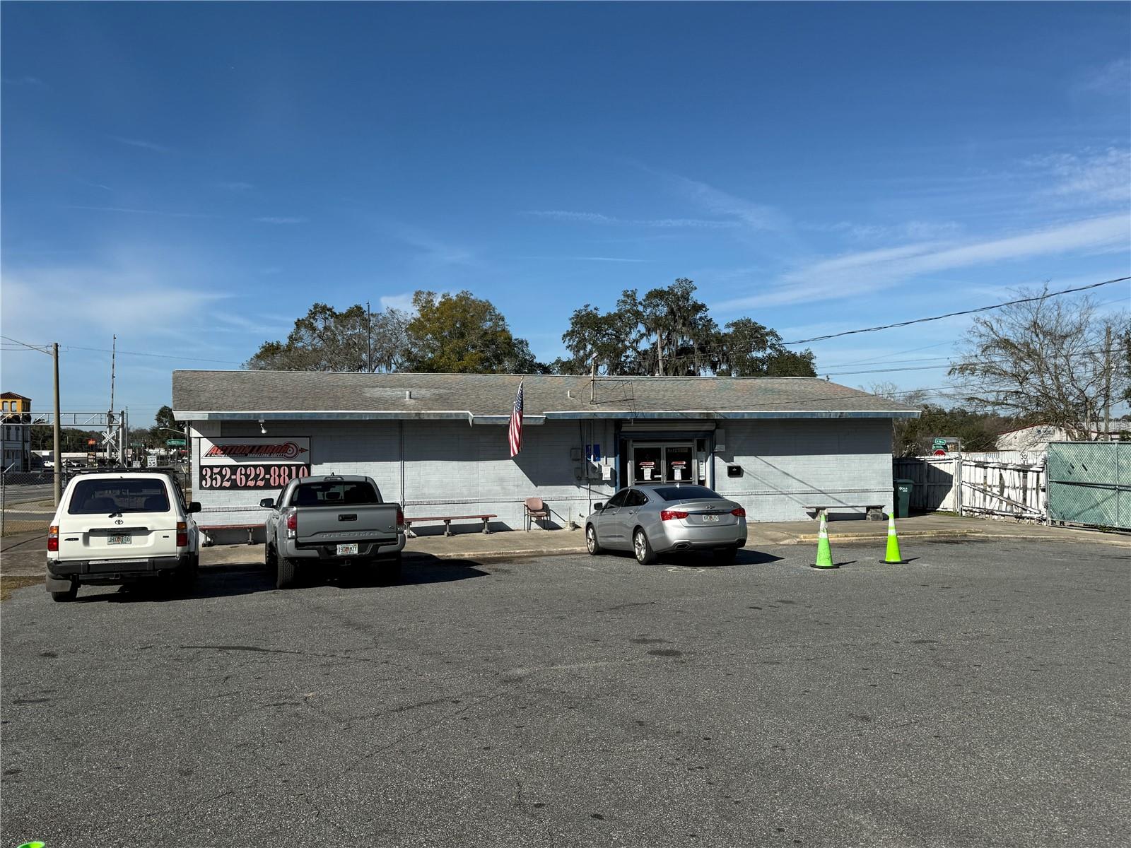 Main image without alt text