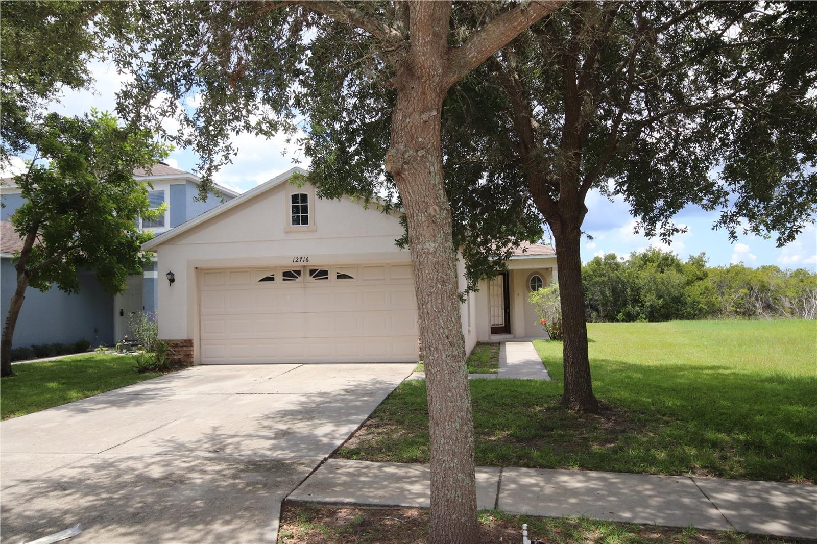 Delightful 3 bed, 2 bath, 2 car garage, home located in the sought after neighborhood of Panther Trace.
Fabulous open SPLIT-FLOOR PLAN boast soaring ceilings and built-in plant shelves and niches, adding welcoming architectural details to this adorable home. Plush carpeting in the bedrooms, vinyl wood Plank flooring in the living area, and ceramic tile in all wet areas. Painted with neutral colors to match any decor. Fully equipped kitchen features BREAKFAST BAR, dinette area, closet PANTRY, double sink, all wood cabinets, and STAINLESS STEEL APPLIANCES. Sliding glass door leading to the wooded back yard.
Spacious master bedroom offers a large WALK-IN CLOSET, and its own private bathroom. WASHER/DRYER in garage, Pets with approval. Panther Trace community boasts an enormous clubhouse with kitchen and meeting areas, a Lagoon-style pool, tennis courts, and playground. Ideally located with easy access to shopping, restaurants, A+ schools, and parks, and still within minutes from MacDill AFB, Downtown Tampa, and Brandon Town Center. Do not miss your chance to live in this delightful home and be part of a wonderful community! Hurry this one will not last!! AVAILABLE NOW!