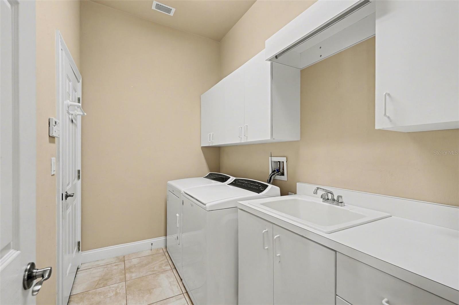 SPRUCE CREEK FLY IN - Residential