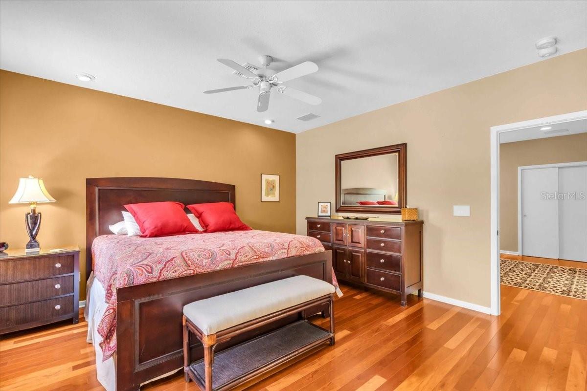 THE VILLAS ON LAUREL - Residential