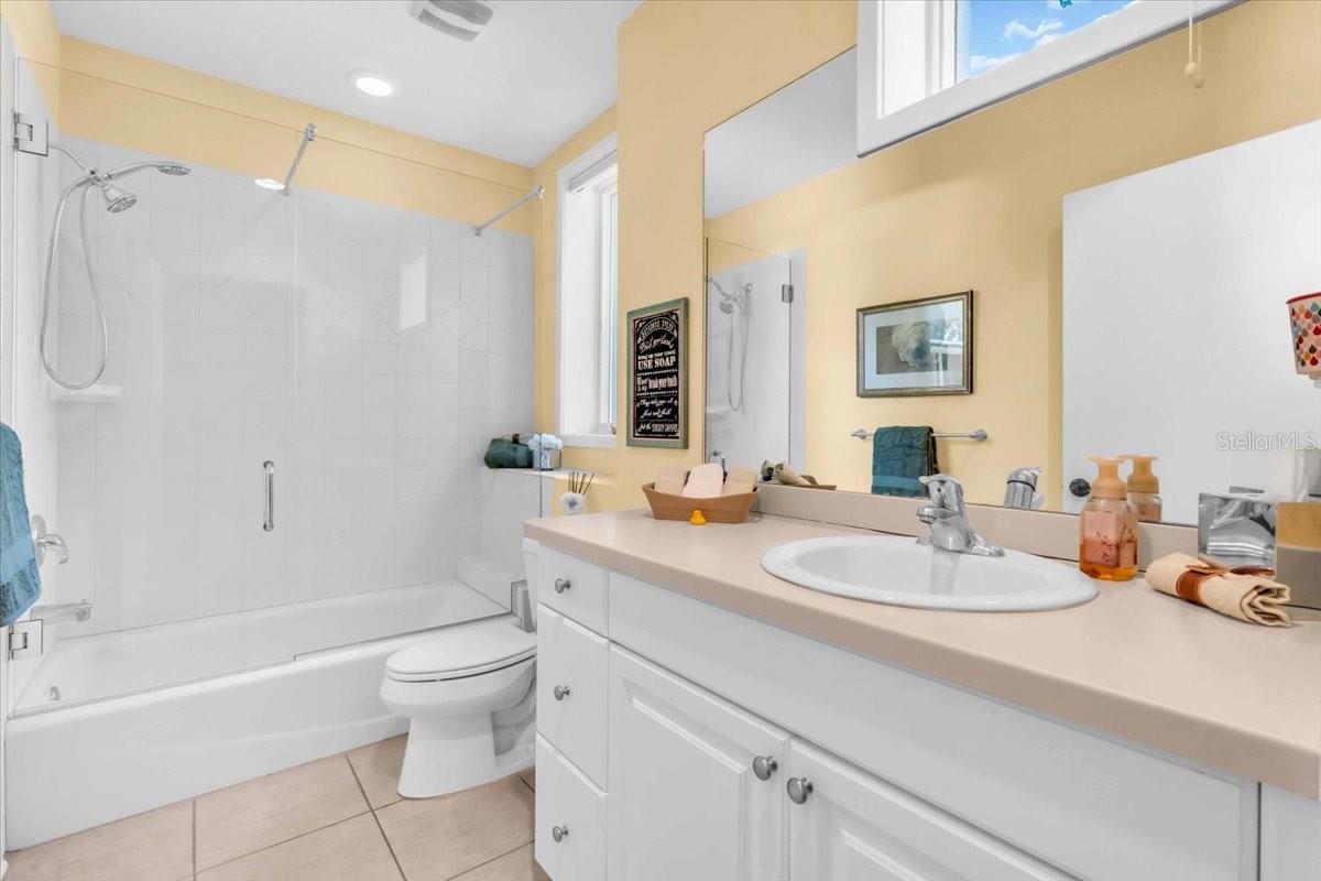 THE VILLAS ON LAUREL - Residential