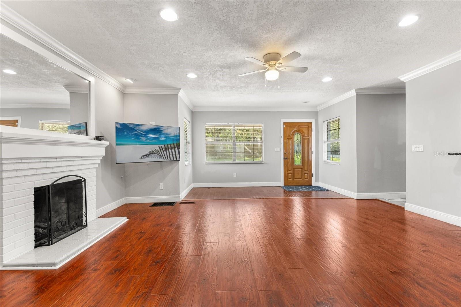 465 W LAKESHORE DRIVE