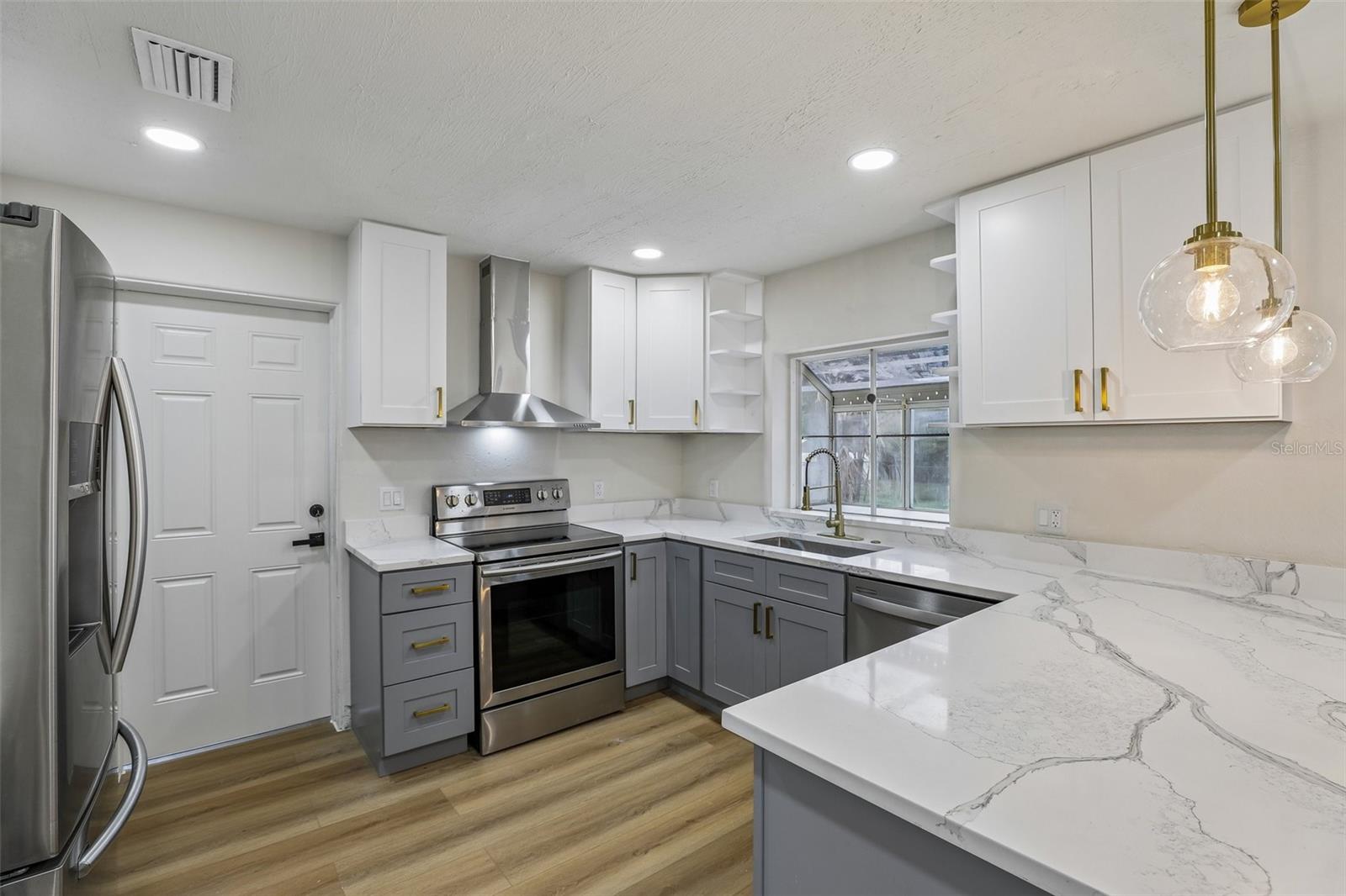 506 SUNRISE DRIVE