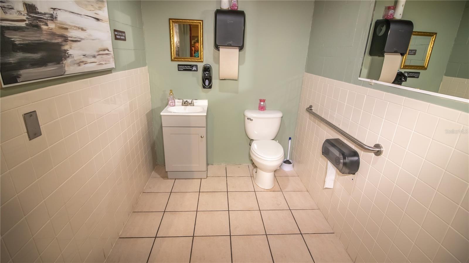 Main image without alt text