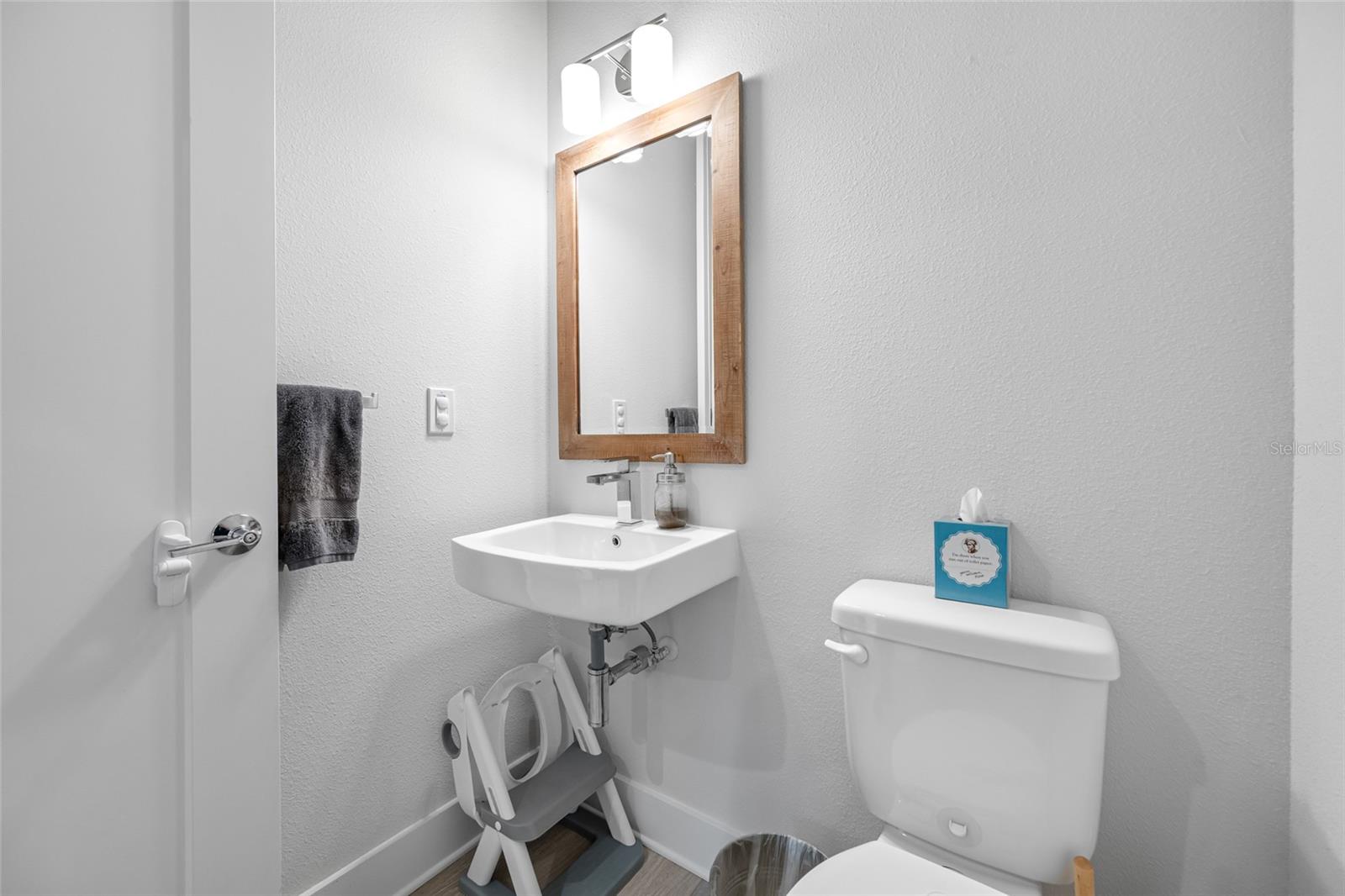 UPTOWN KENWOOD TOWNHOMES - Residential Lease